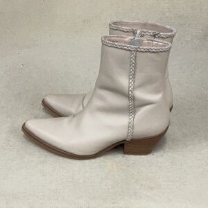 EUC Woman’s Matisse zip up boots
